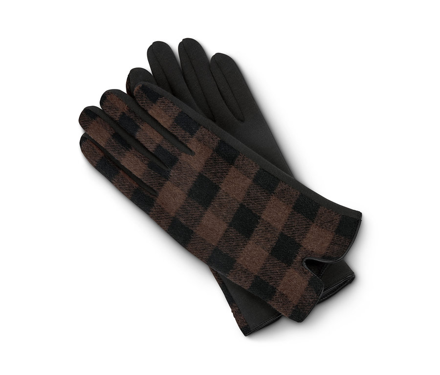 Dwie rękawiczki z łączonych materiałów leżą na sobie.