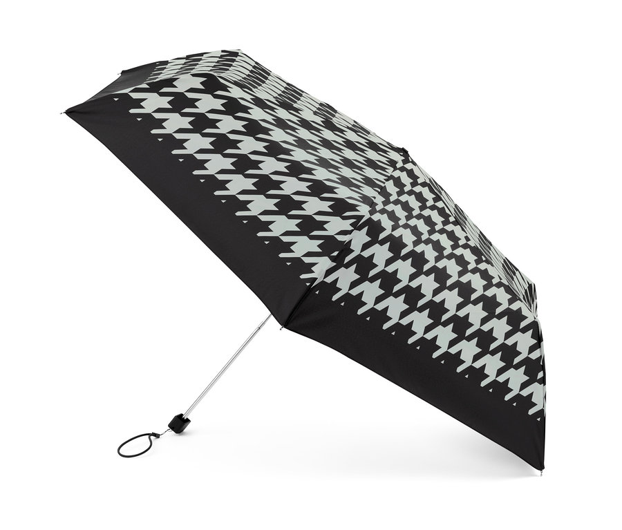 Kieszonkowy parasol we wzór w pepitkę.