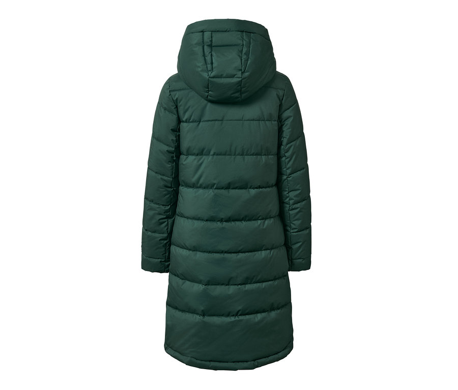 Widok z tyłu na zielony płaszcz pikowany.