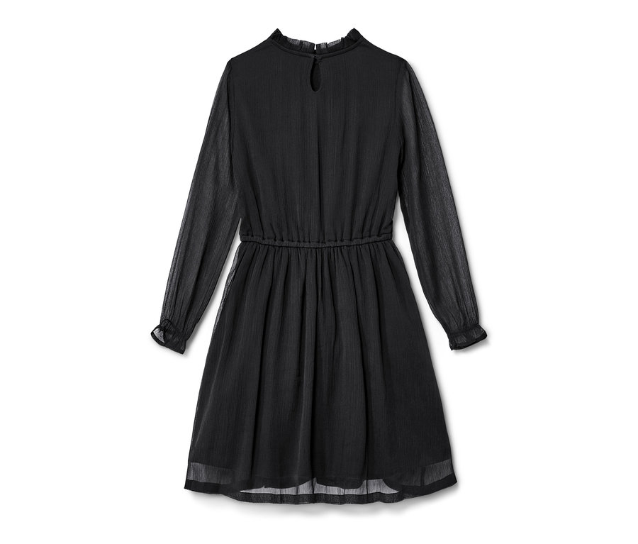 Czarna, szyfonowa sukienka dziecięca z długimi rękawami.