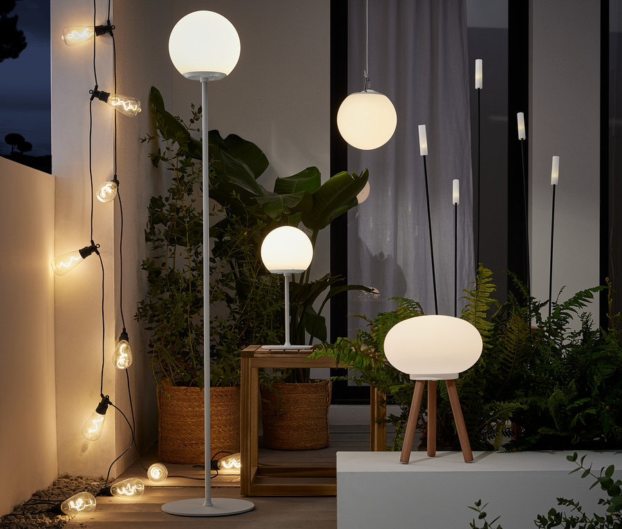 Eksterier z oświetleniem LED: akumulatorowe lampy stołowe, stojące i wiszące LED, łańcuch świetlny LED i pałeczki solarne.