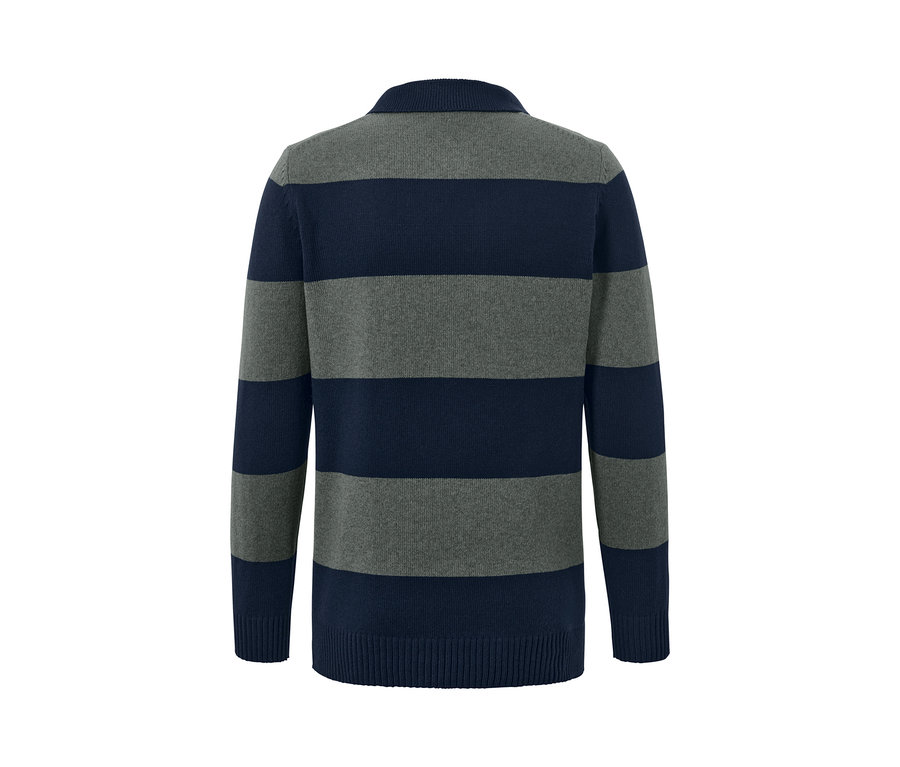 Pasiasty sweter w odcieniach szarości i niebieskiego.