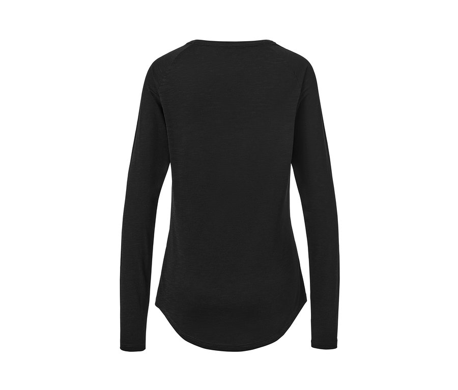 Czarna koszulka sportowa z długim rękawem.