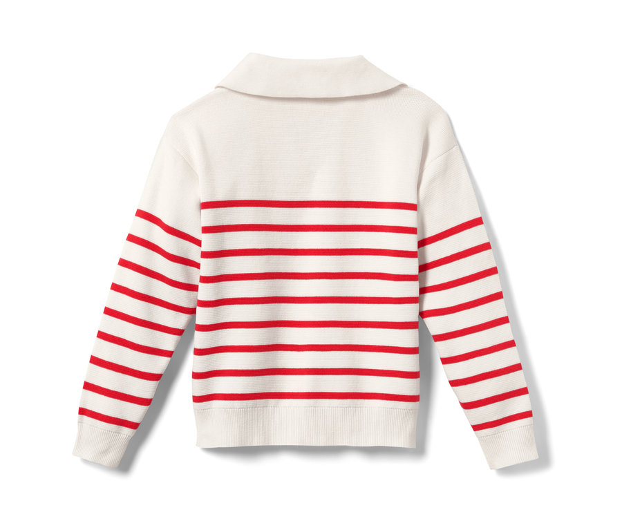 Sweter z dzianiny w czerwone paski na białym tle.