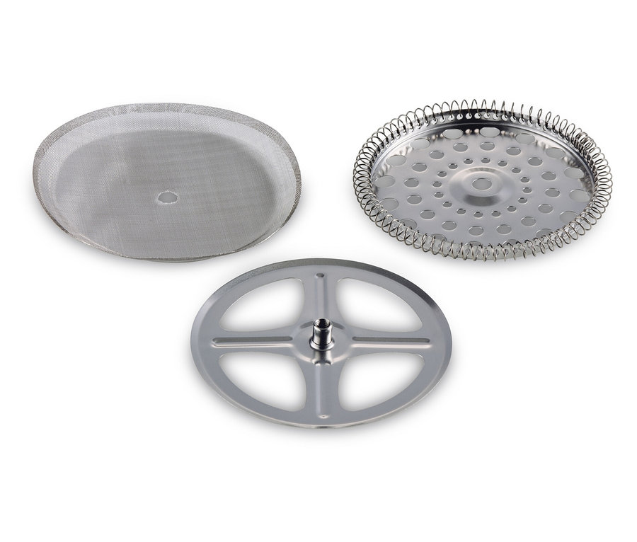 Rozłożone części zaparzacza tłokowego: metalowe sitko, tarcza ze sprężyną i okrągła metalowa tarcza z uchwytem.
