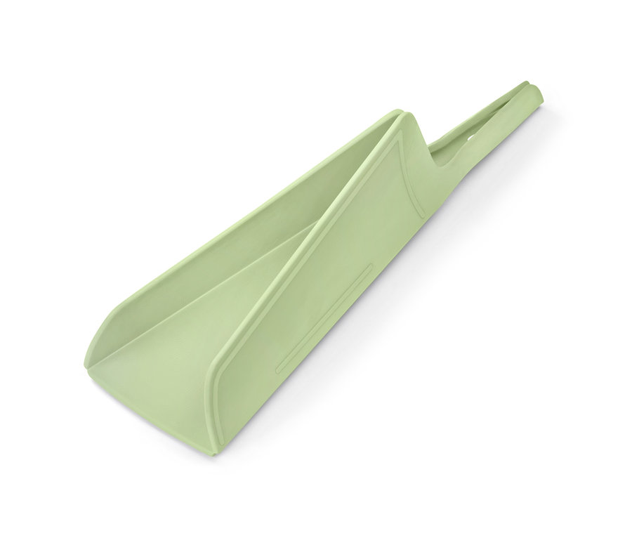 Zielona składana deska do krojenia na białym tle.