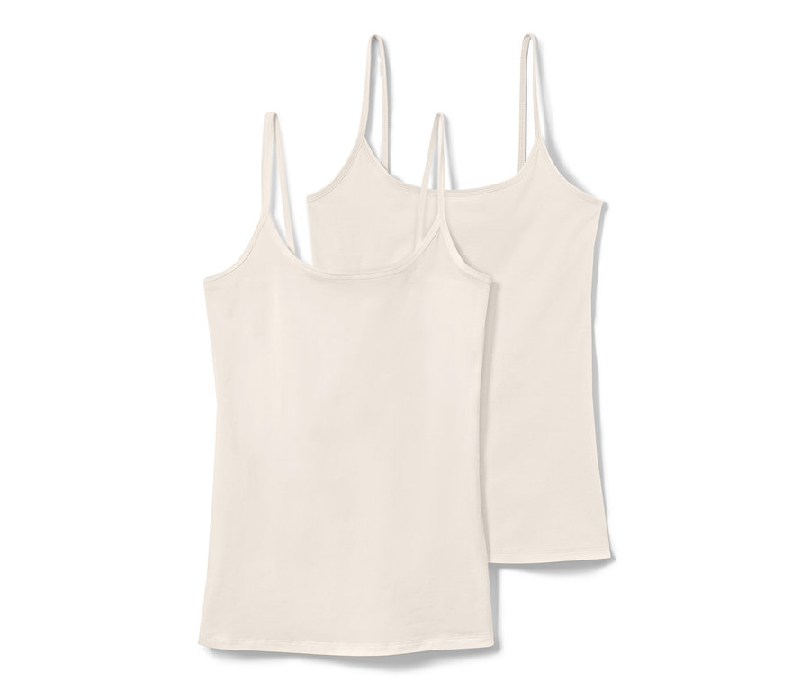 Dwa białe podkoszulki.