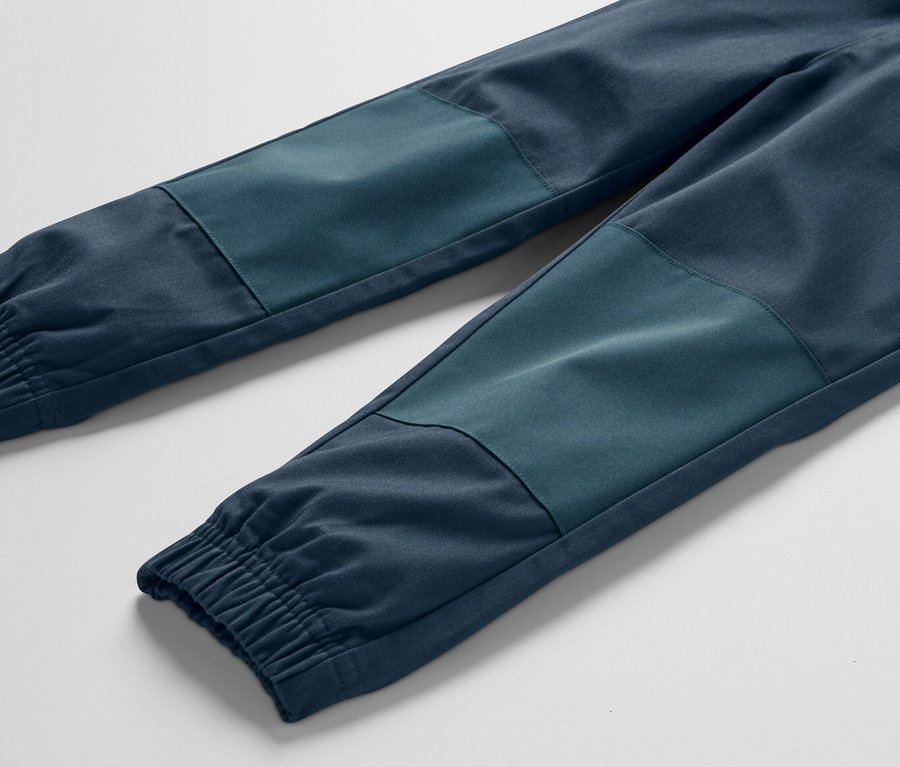 Szczegół spodni outdoorowych.