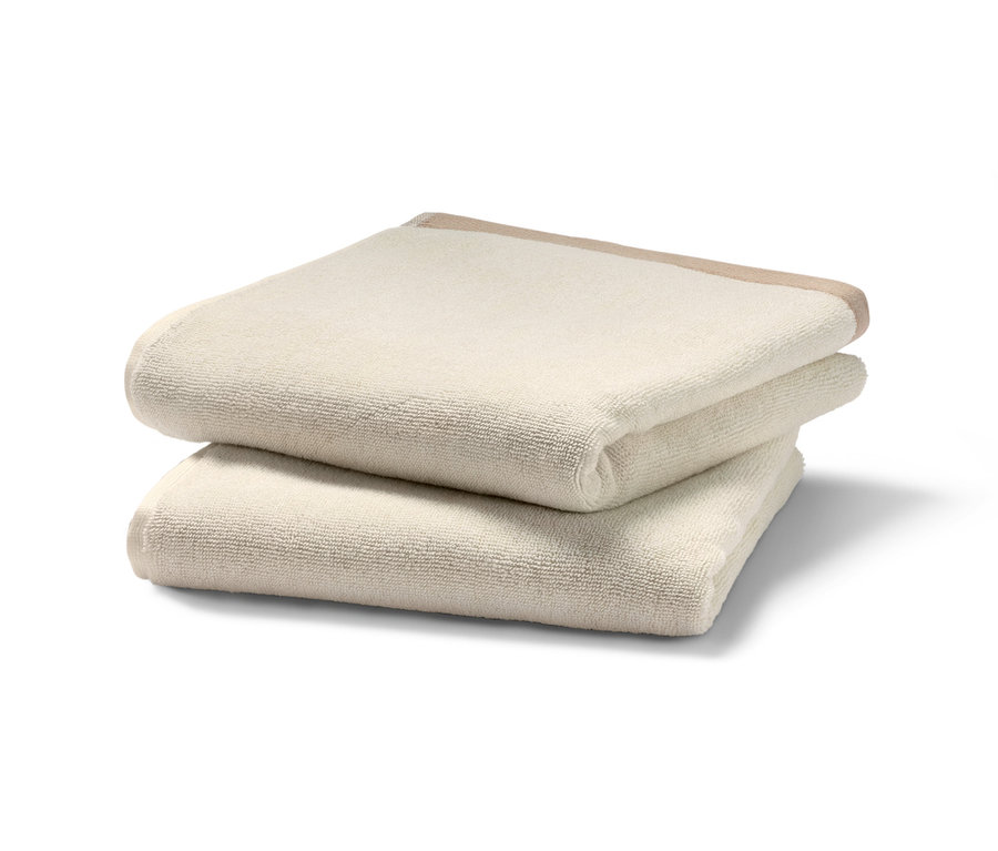 Dwa kremowobiałe ręczniki żakardowe ułożone jeden na drugim.