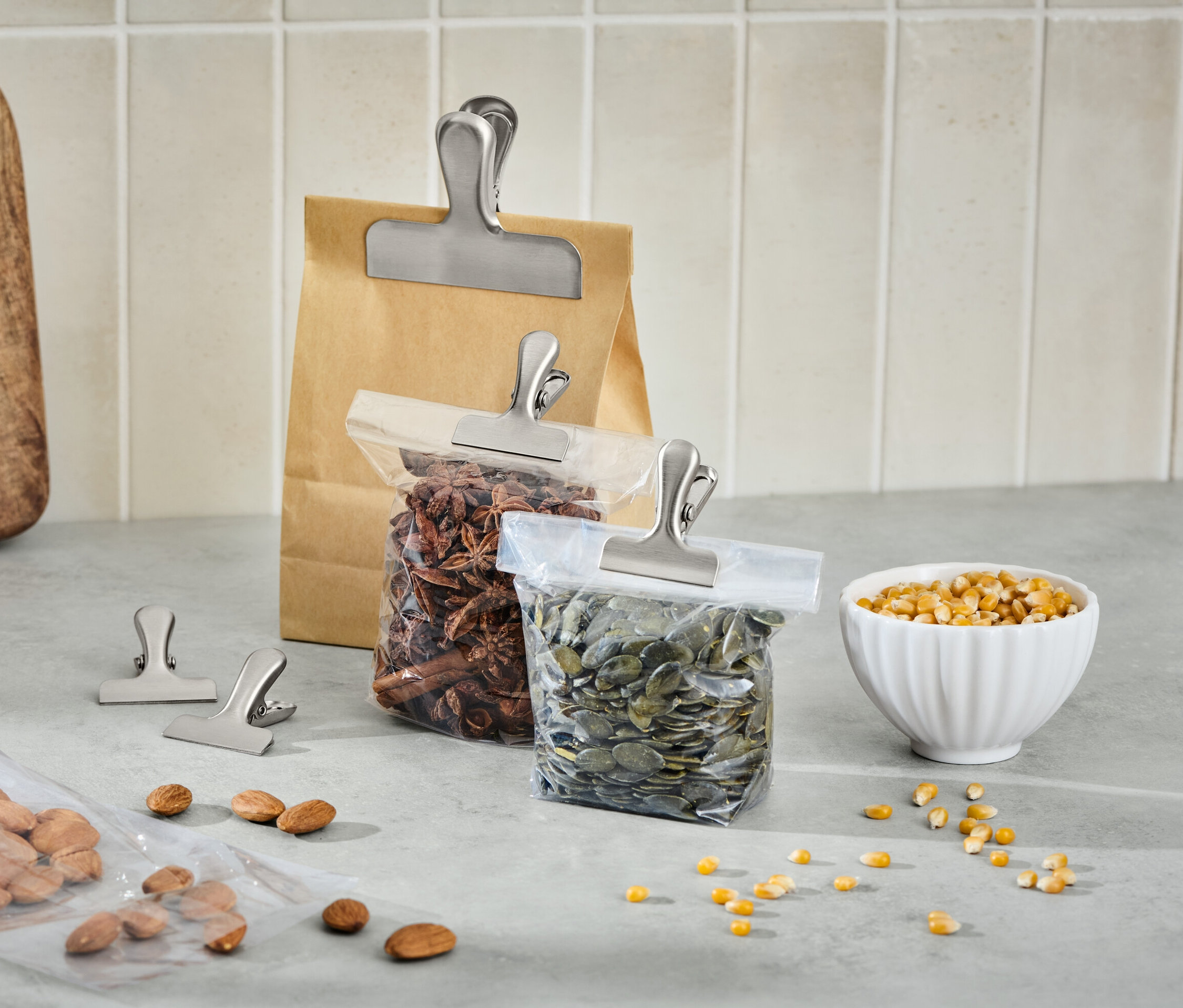 Na blacie stoją torby z jedzeniem zamknięte klipsami ze stali nierdzewnej (5 sztuk).