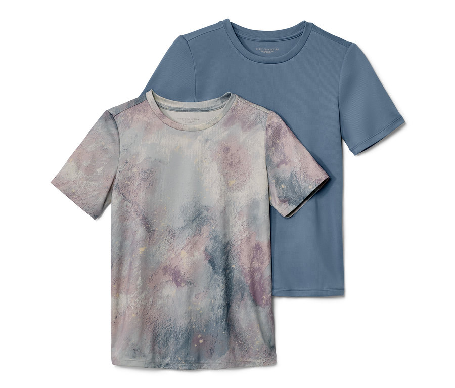 Dwie koszulki sportowe dla dzieci: jedna niebieska, druga z wielokolorowym wzorem.