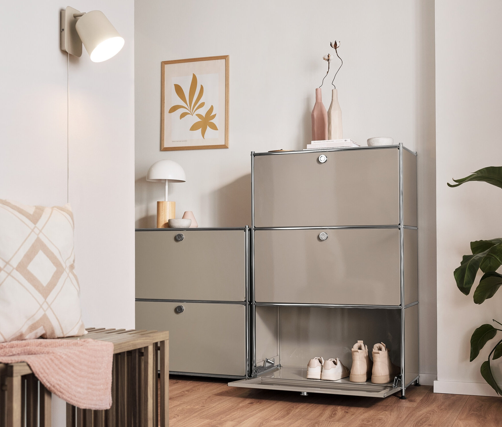 Wnętrze z rozsuwaną ławką, metalową szafką typu sideboard „CN3” z 2 klapami, metalową szafką „CN3” z 3 klapami i kremową lampą ścienną z metalu.
