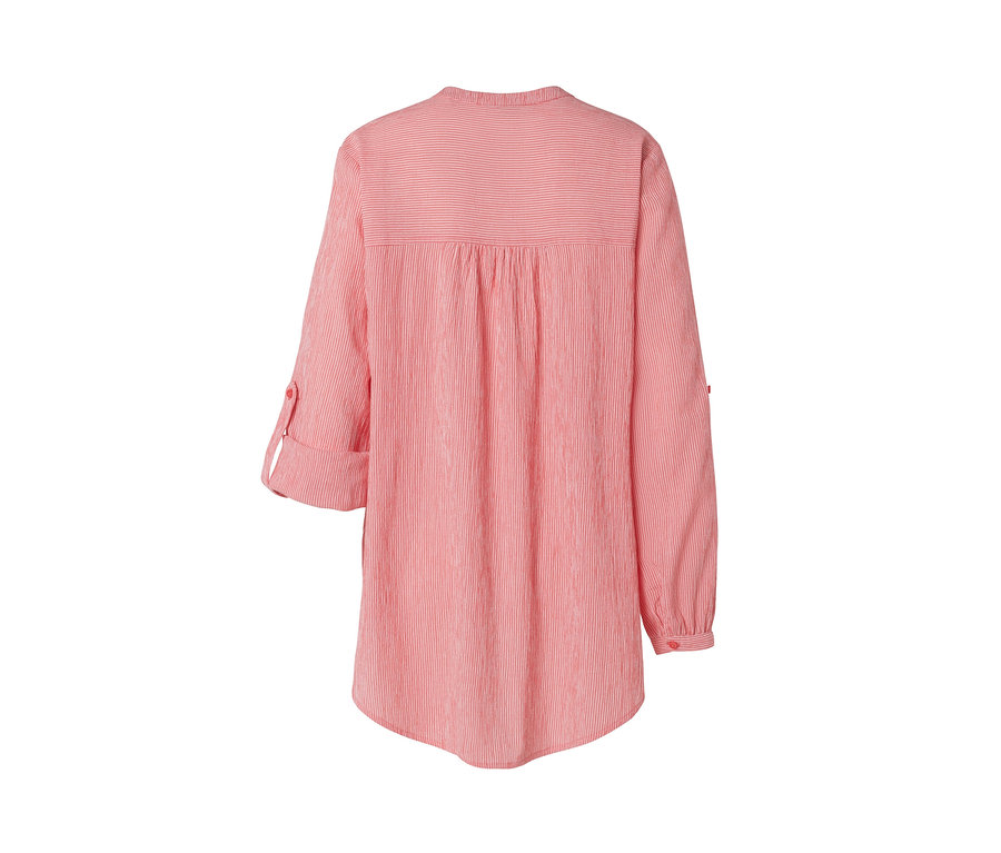 Widok z tyłu koralowej tuniki w paski.