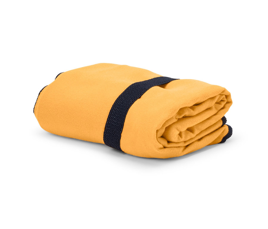 Zwinięty pomarańczowy ręcznik turystyczny o wymiarach ok. 50 x 100 cm z granatową taśmą.