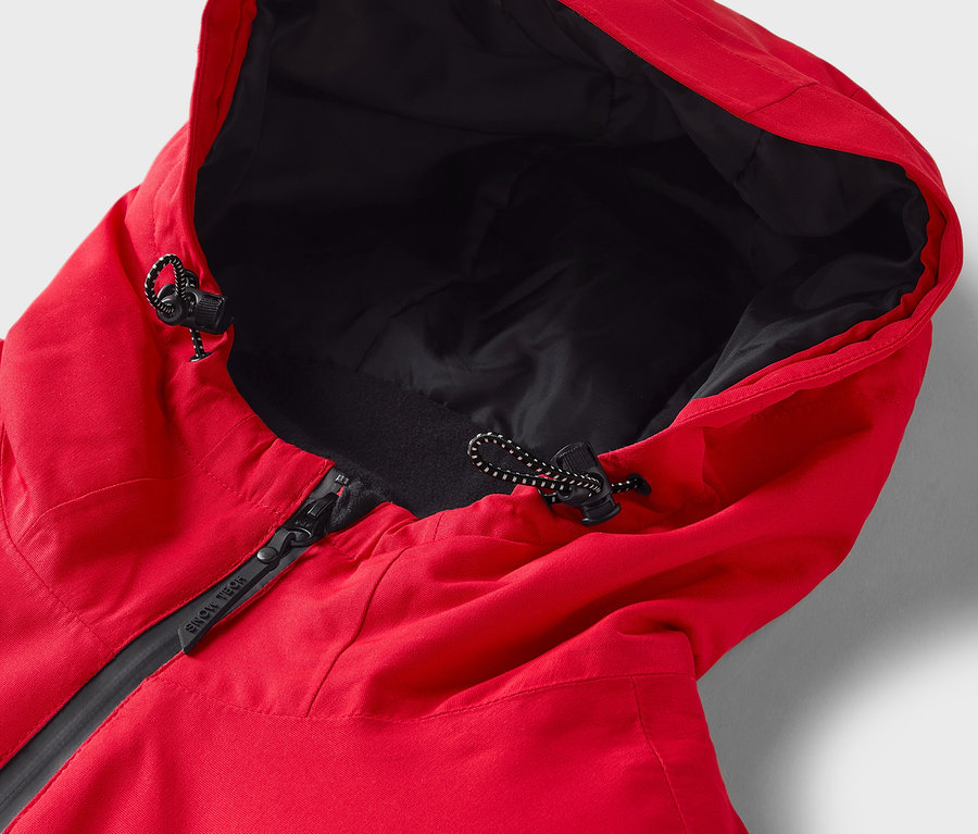 Zbliżenie na czerwoną kurtkę z kapturem, czarną podszewką, zamkiem błyskawicznym i sznurkiem.