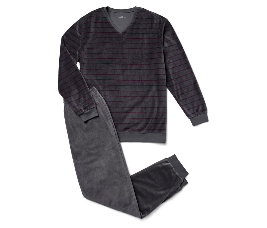 Szary welurowy zestaw do spania w bordowe paski na białym tle.