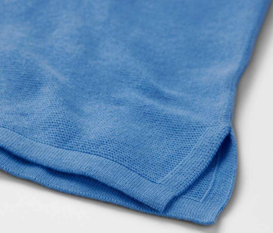 Zbliżenie na niebieski sweter.