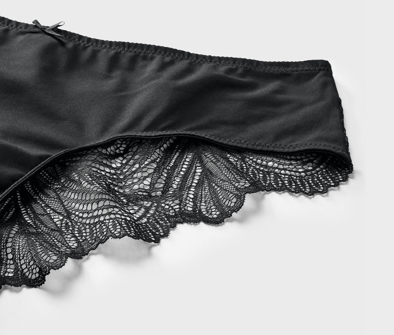 Zbliżenie na czarne figi brazylijskie z koronką.