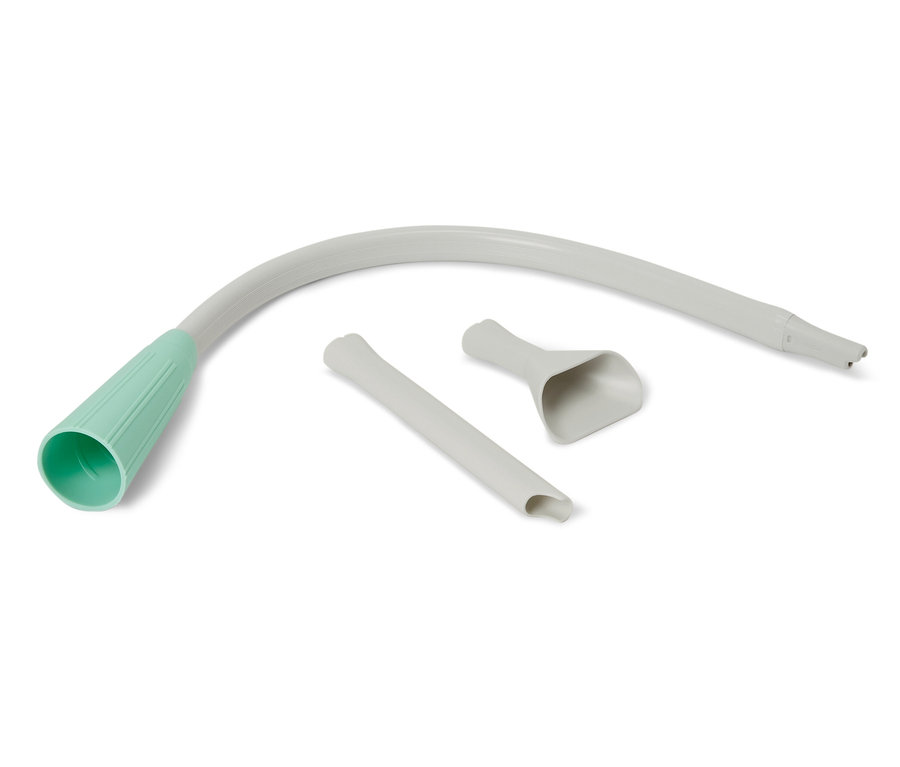 Zestaw końcówek do odkurzacza leży na białym tle.