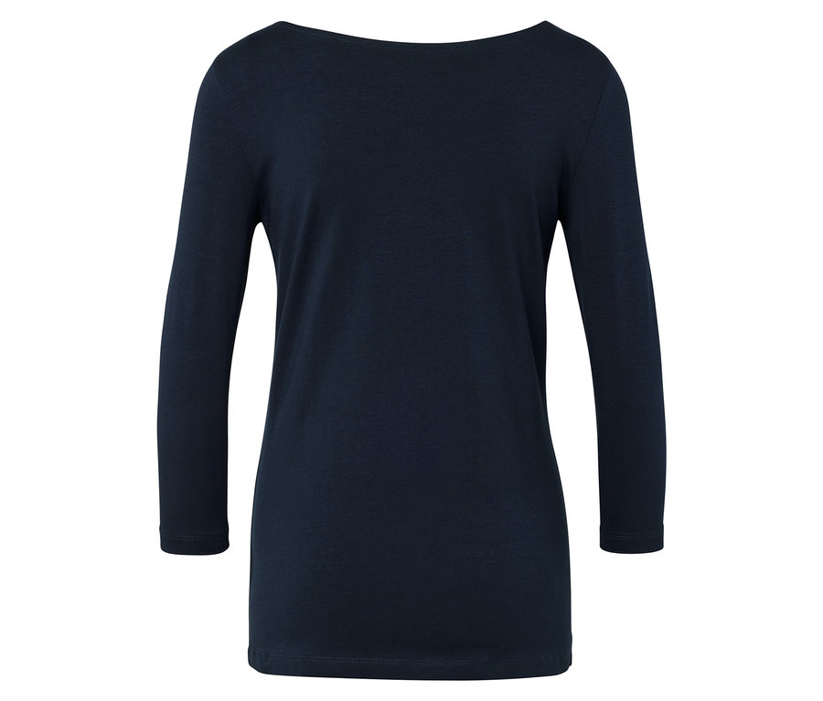 Szczegół granatowej koszulki z długim rękawem.