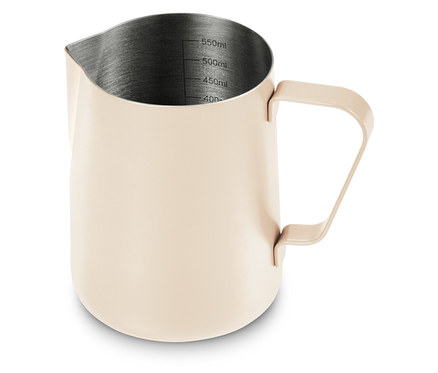 Beżowy dzbanek na mleko.