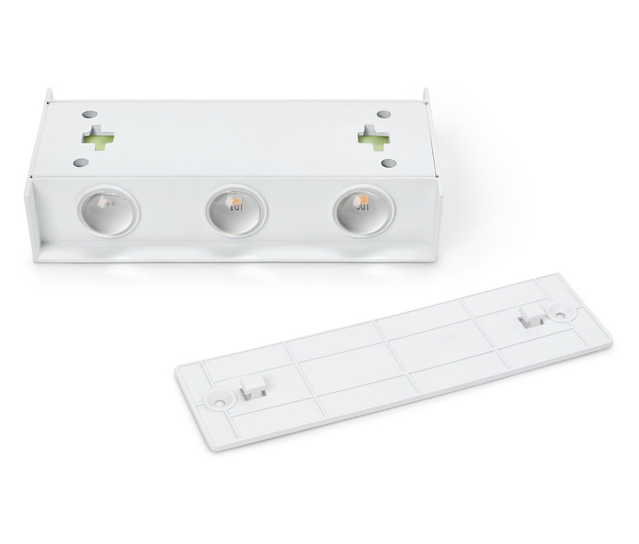 Biała lampka podszafkowa z trzema żarówkami i białą osłoną.