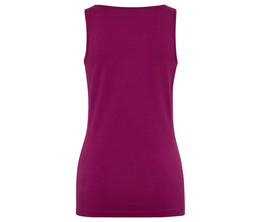 Szczegół fioletowego podkoszulka z dekoltem w kształcie litery U.