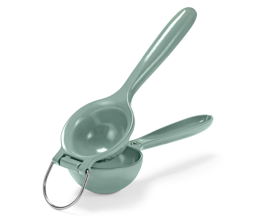 Zielona wyciskarka do cytrusów ze srebrnym uchwytem.