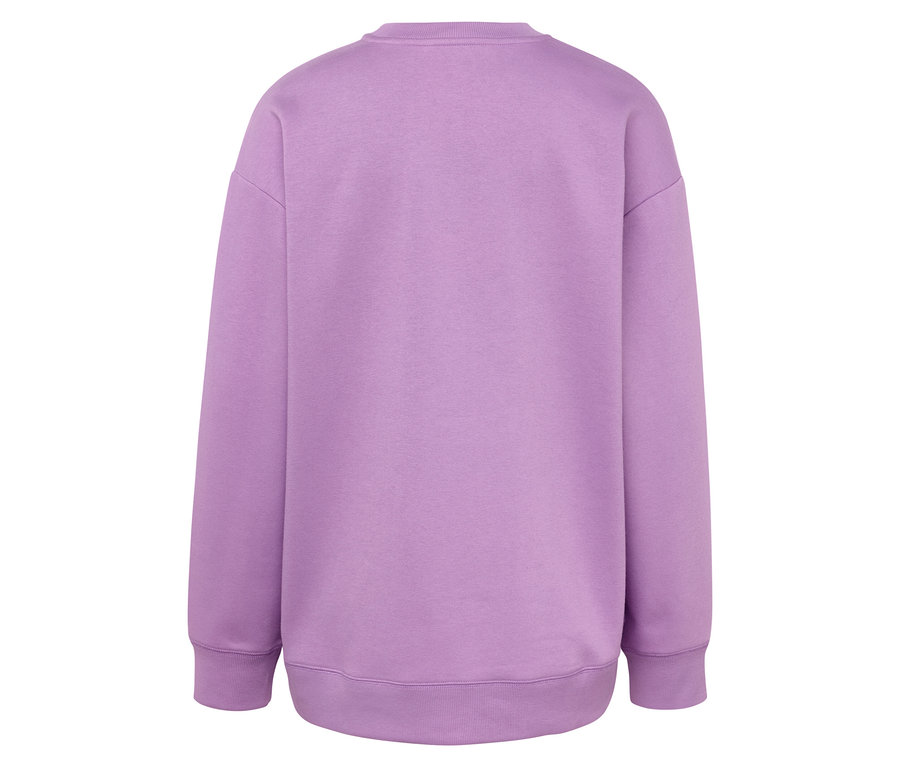 Widok z tyłu na fioletową bluzę z długim rękawem.