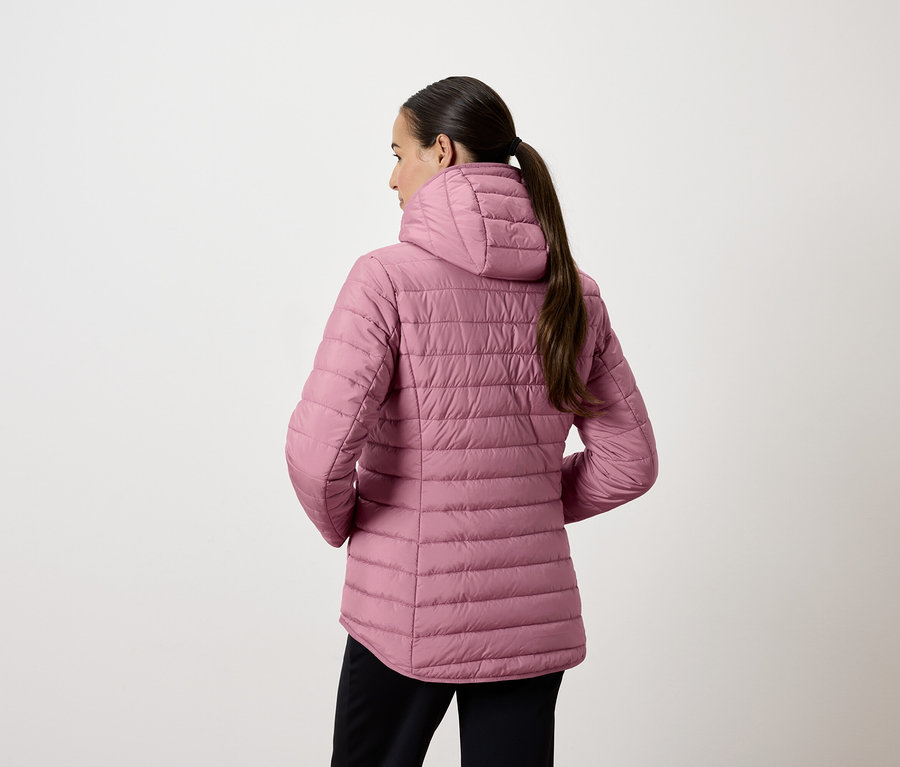 Kobieta w różowej kurtce puchowej z kapturem, widziana od tyłu.