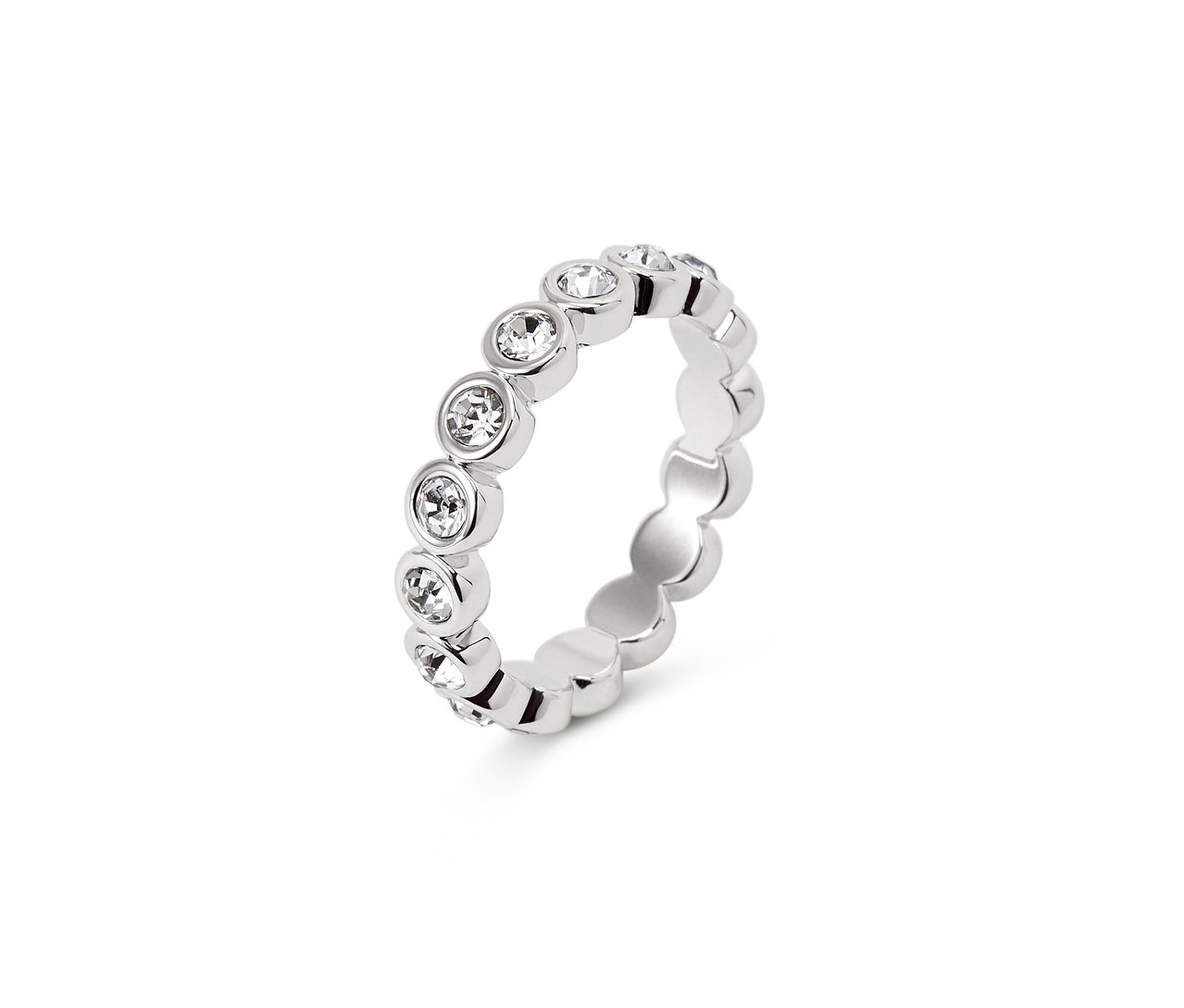 Zbliżenie na srebrny pierścionek z kryształem.