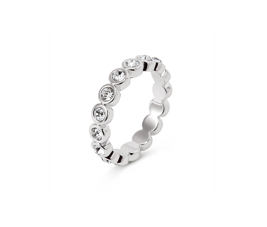 Zbliżenie na srebrny pierścionek z kryształem.