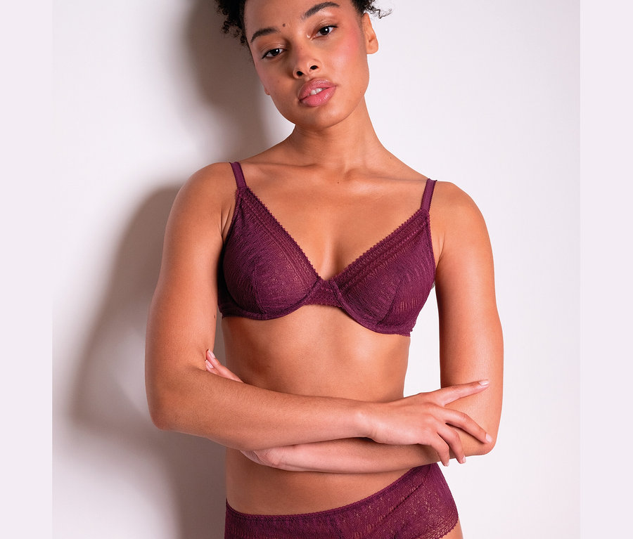 Kobieta ma na sobie biustonosz z fiszbinami Passionata „Leila” i pasujące majtki.