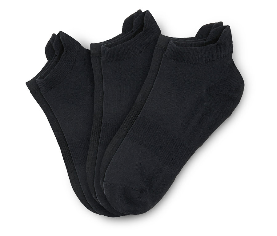 Trzy pary czarnych profesjonalnych skarpet do biegania.