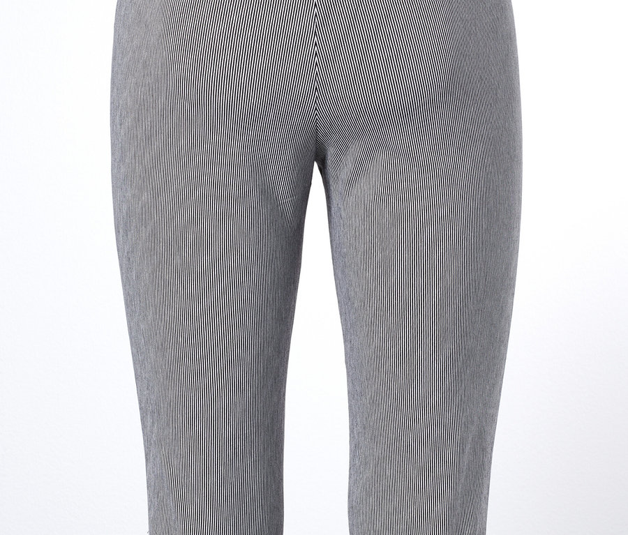 Spodnie damskie ze streczu o długości 3/4, w czarno-białe paski na manekinie.