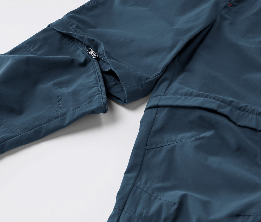 Zbliżenie na dziecięce spodnie funkcyjne.