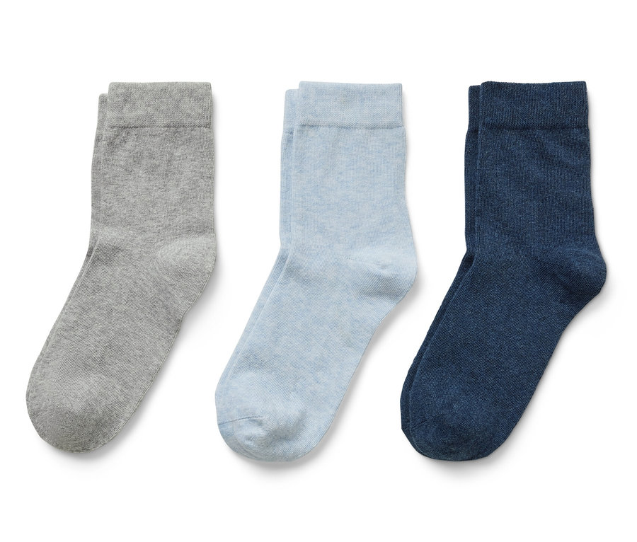 Trzy pary skarpet w kolorach szarym, jasnoniebieskim i ciemnoniebieskim.