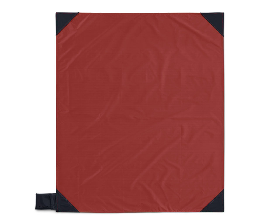 Czerwony minikoc piknikowy z granatowymi rogami.