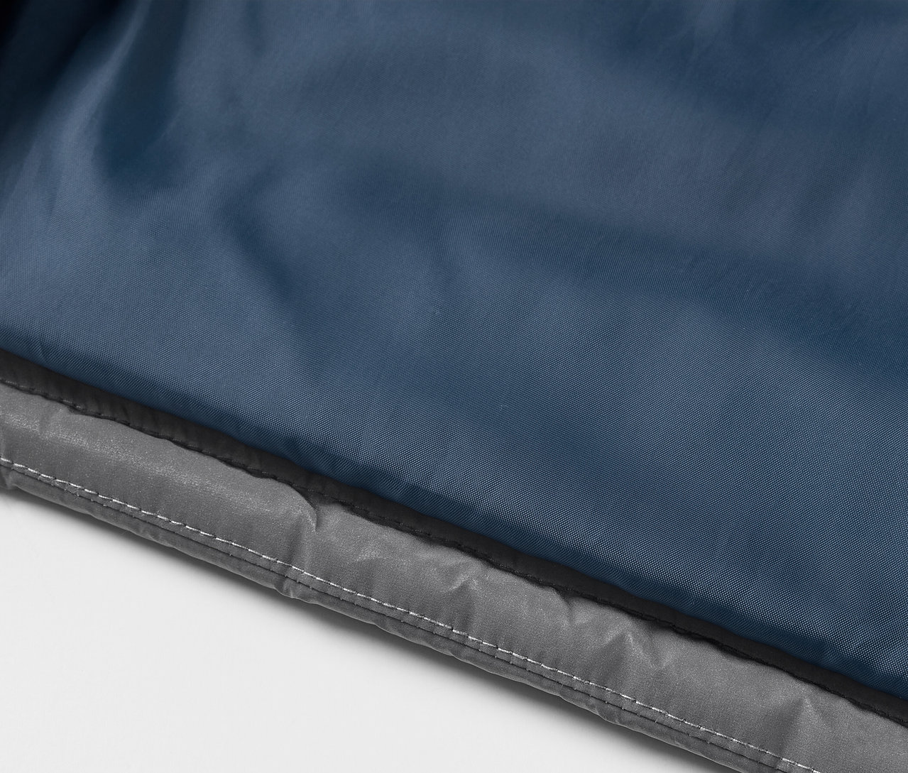 Zbliżenie na dziecięcą odblaskową kamizelkę pikowaną.