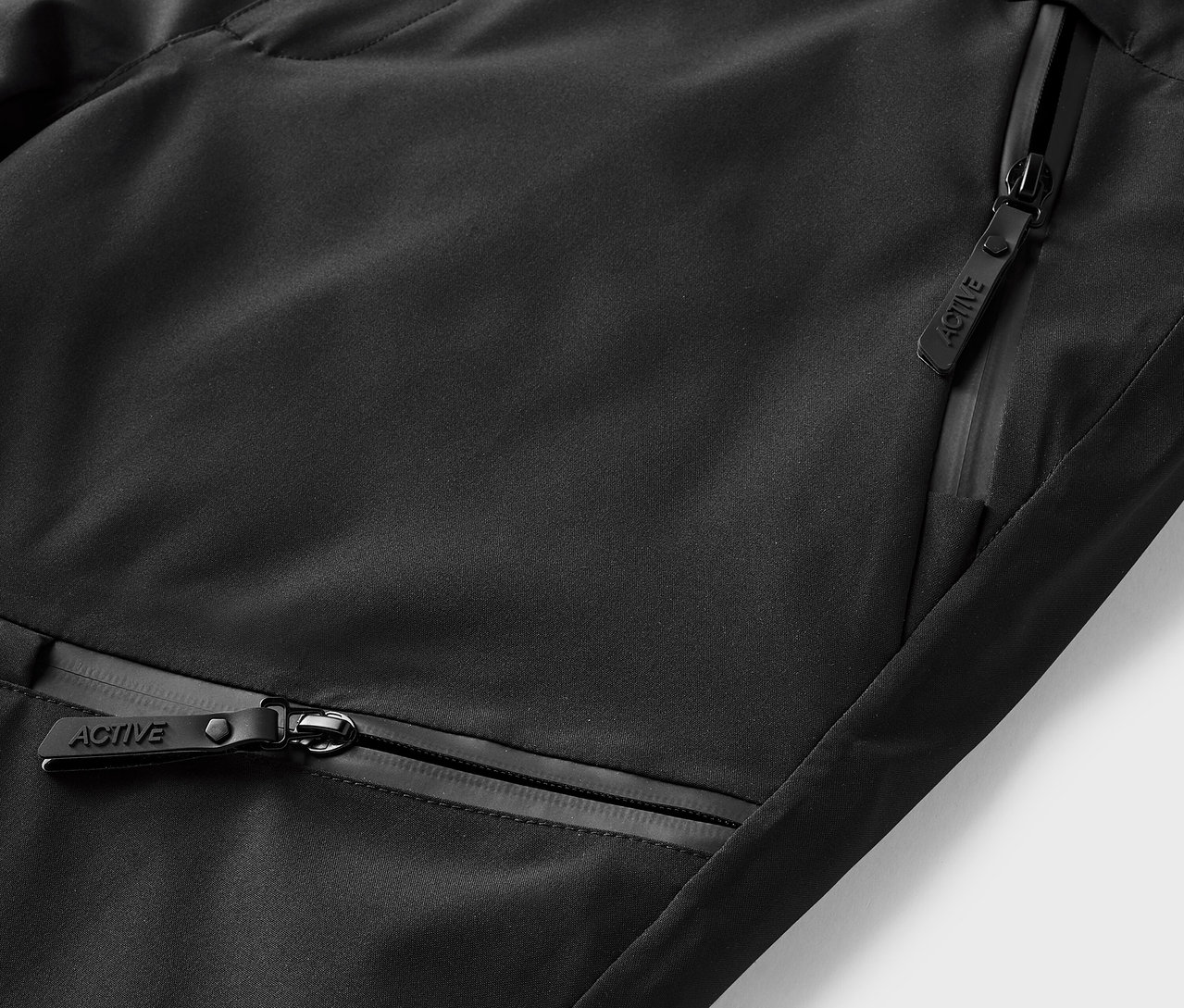 Zbliżenie czarnej odzieży sportowej z kieszeniami na zamek.