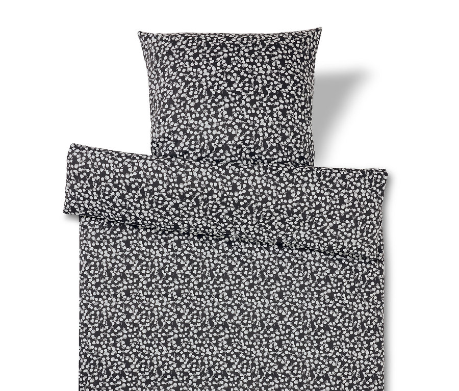 Czarno-biały komplet pościeli w kwiatowy wzór.