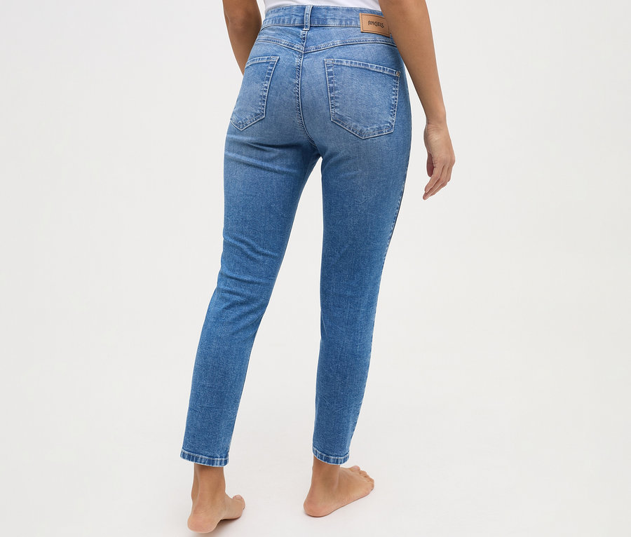 Osoba od tyłu w jasnoniebieskich dżinsach Angels „Ornella Seam” Slim Fit 7/8, z wysokim stanem i naszywką marki, stojąca boso.