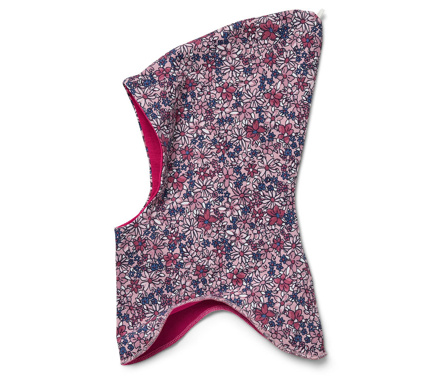 Zbliżenie dziecięcej kominiarki w kwiatowy wzór na białym tle.