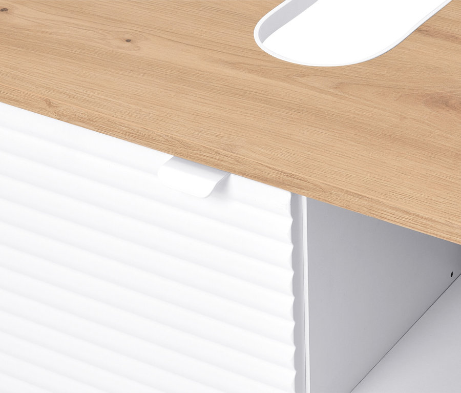 Szczegółowy widok jasnobrązowego drewnianego stołu z białą, żłobkowaną frontem szuflady pod spodem.