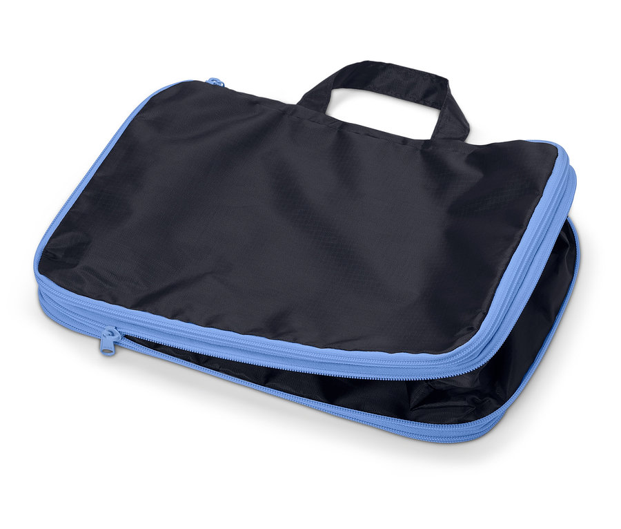 Czarna, prostokątna torba podróżna z jasnoniebieskim zamkiem błyskawicznym i uchwytem, częściowo otwarta.