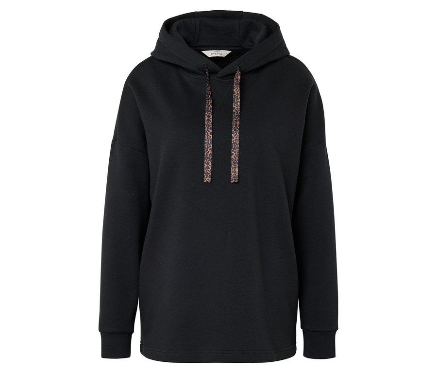 Czarna bluza z kapturem ze sznurkami w panterkę.