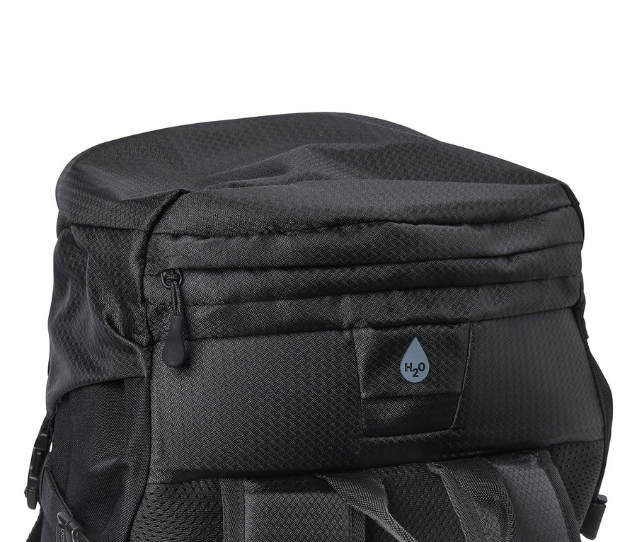 Szczegółowy widok czarnego plecaka z zamkiem błyskawicznym i logo H2O.