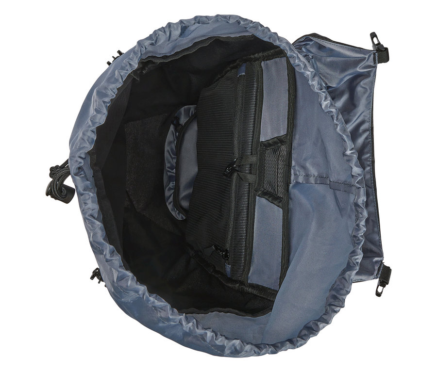 Wewnętrzny widok otwartego, pustego, niebiesko-szarego plecaka z czarnymi detalami.