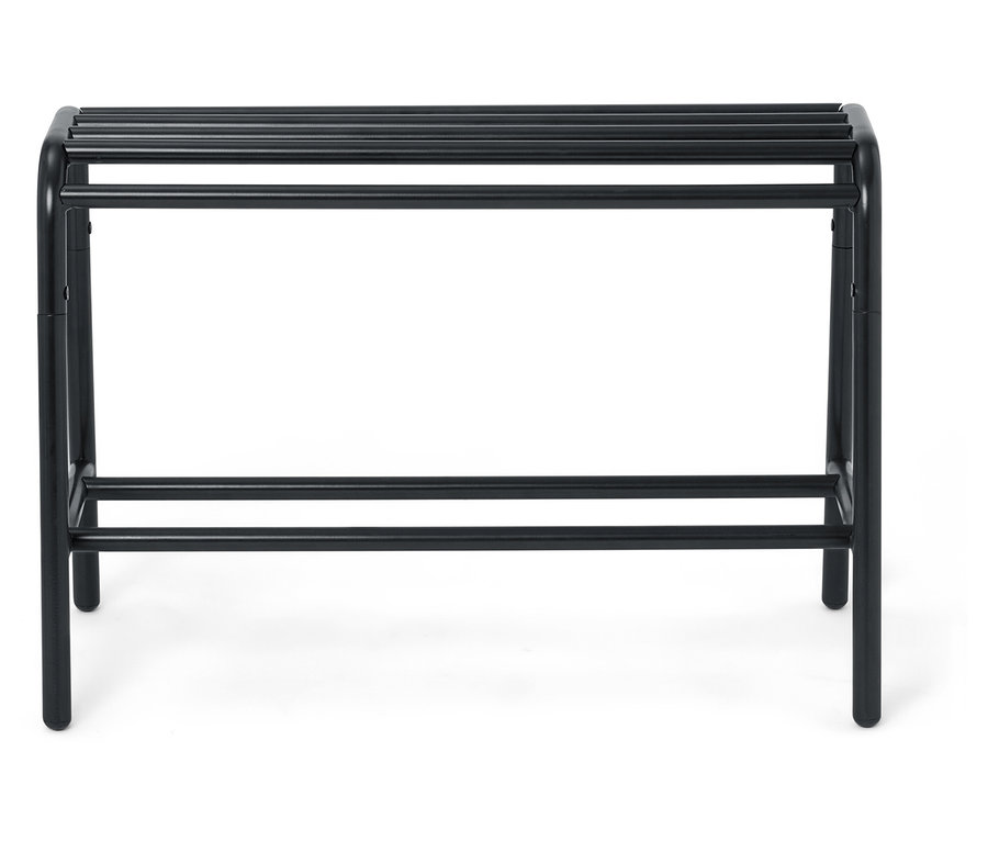 Czarna ławka na buty z kilkoma prętami do przechowywania.