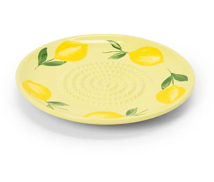 Żółta ceramiczna tarka z motywem cytrynowym leży na białym tle.